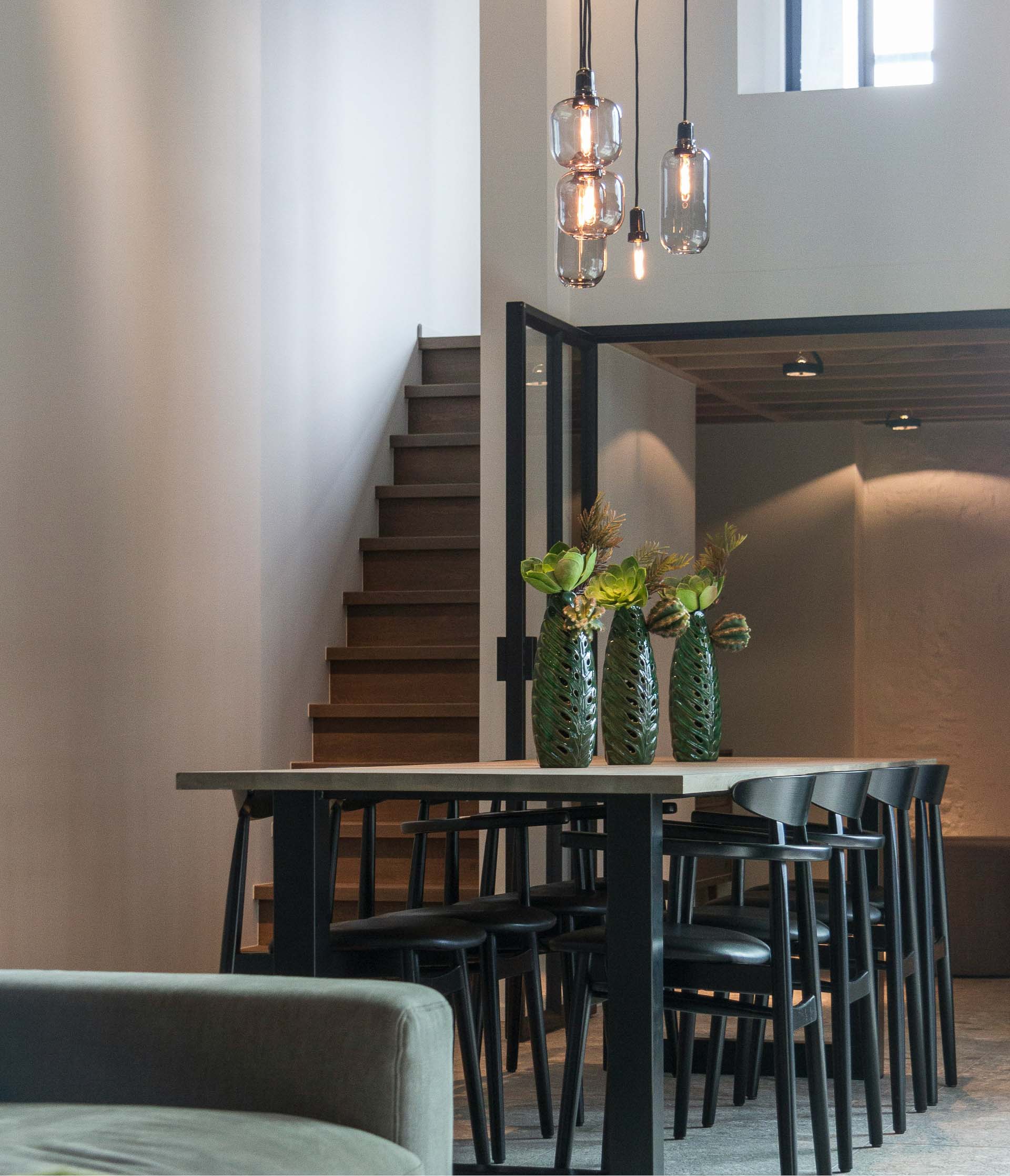Salle à manger minimaliste moderne par MarieMakos Architecture Intérieur à Sciez avec éclairage suspendu et escalier en bois.